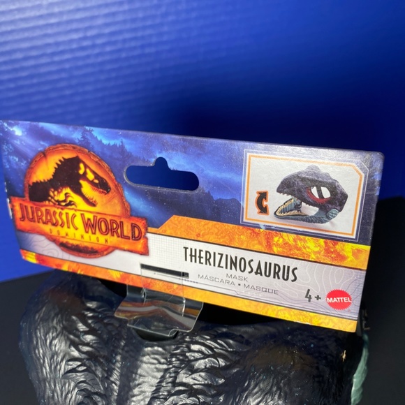 Jurassic World Dominion Therizinosaurus Mask with moving jaw. - Picture 5 of 6